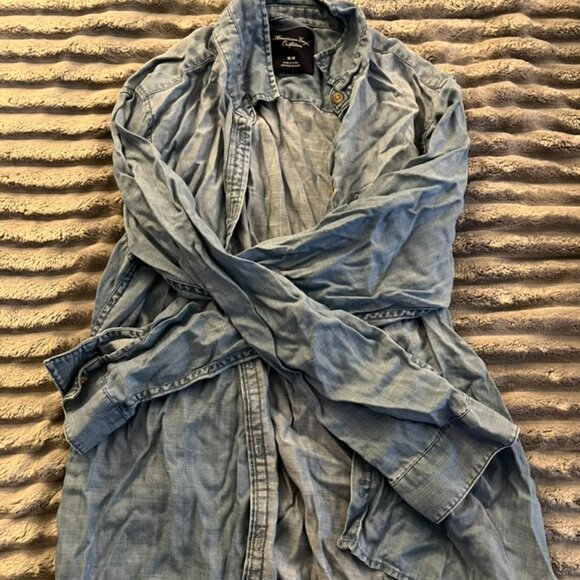 American Eagle, long sleeve soft-denim button up, size M; light wash - Picture 1 of 1